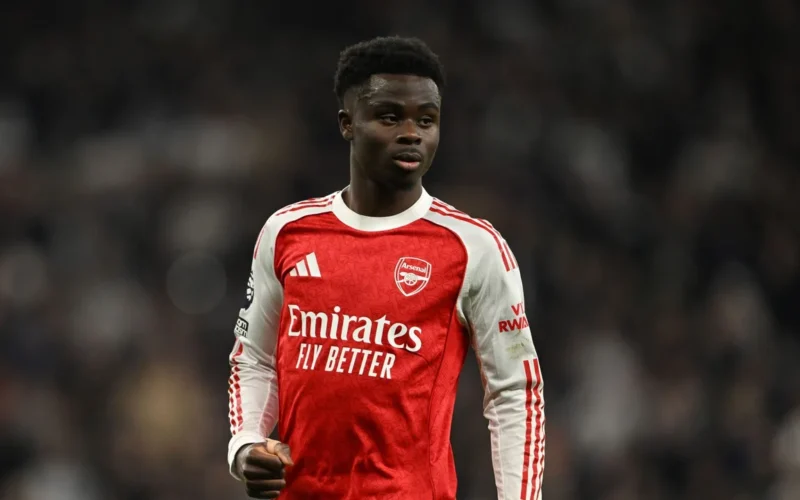 نجم أرسنال بوكايو ساكا ينافس هاري كين وديكلان رايس للفوز بالكرة الذهبية